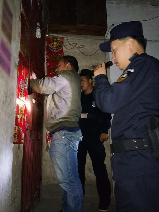 唐山粗心妈妈误将幼女锁家中 