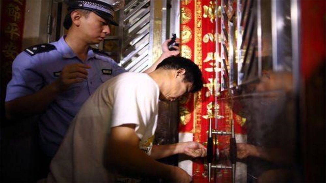 唐山请开锁师傅开了锁后，师傅